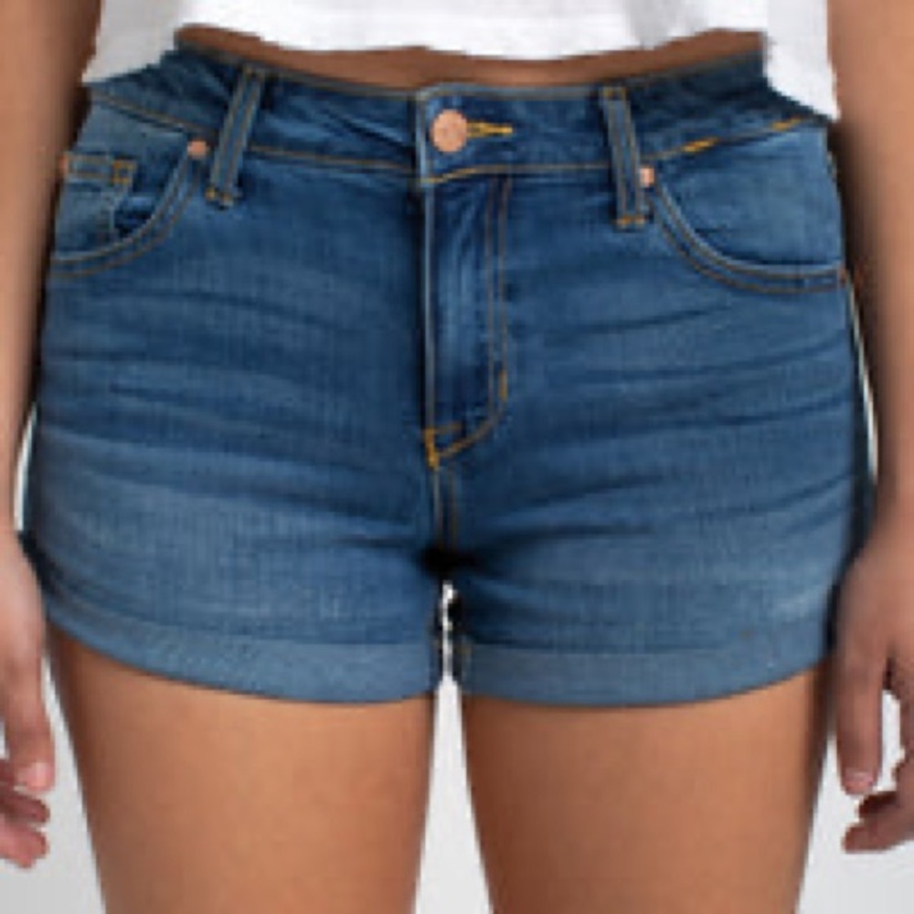 Celebrity Pink mid-rise Short - Picture 10 of 12
